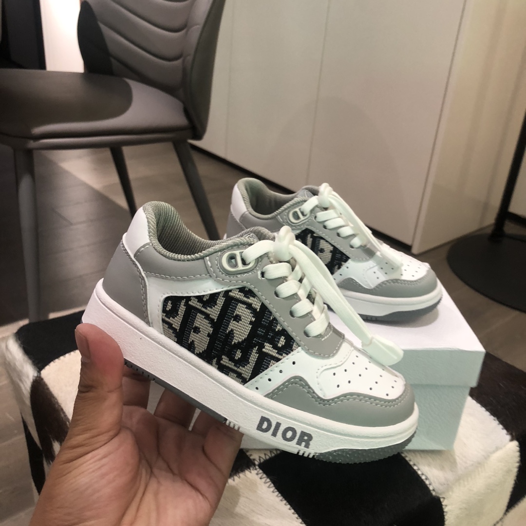 Children's shoes child